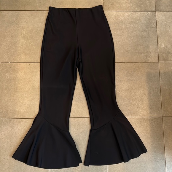 Carbon 38 Black Capris with Ruffle Bottoms - Picture 2 of 9